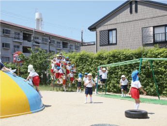 園庭の遊具＿雲梯